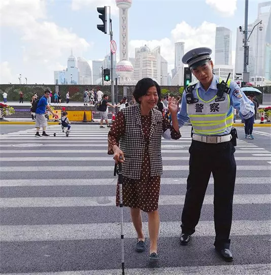 当的好警察，做的好导游，这位交警不简单